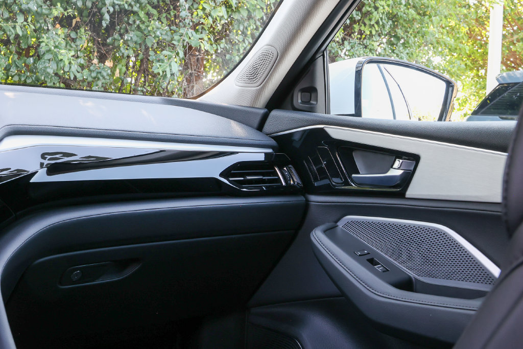 Used 2025 Acura MDX SH-AWD image 12