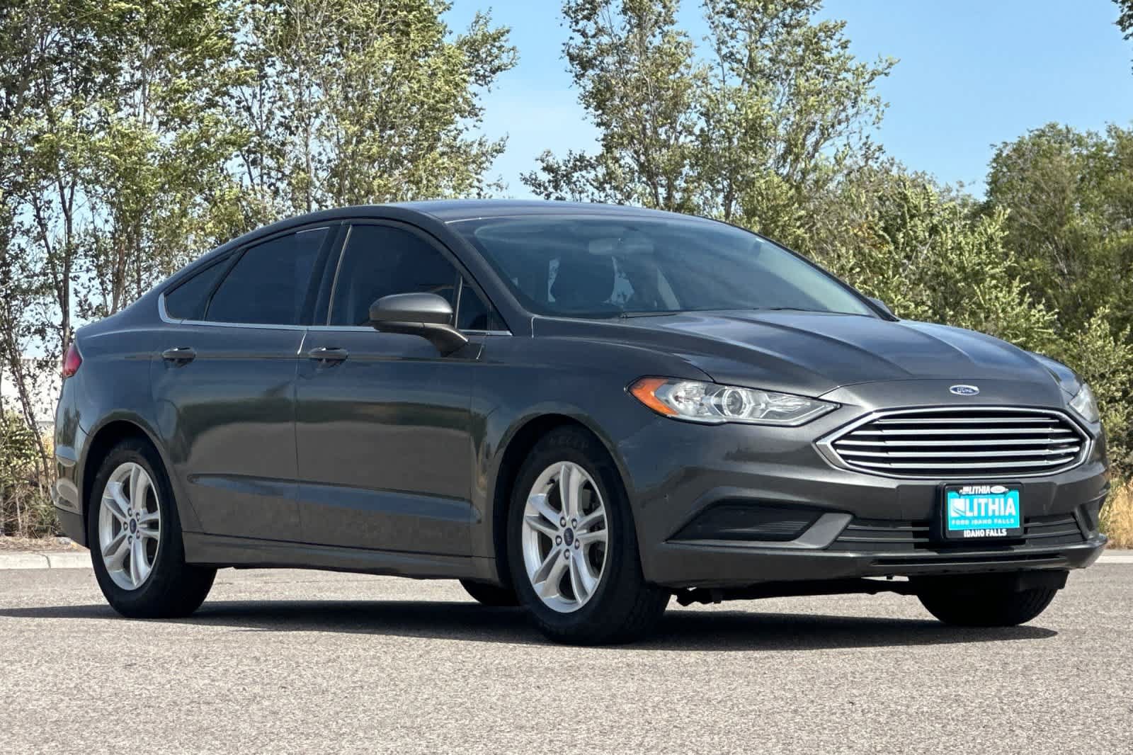Certified 2018 Ford Fusion SE w/ Fusion SE Technology Package FWD image 9