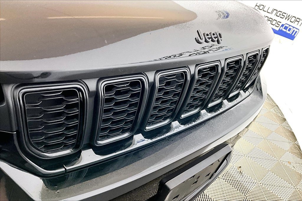 Used 2025 Jeep Grand Cherokee Altitude AWD/4WD image 23