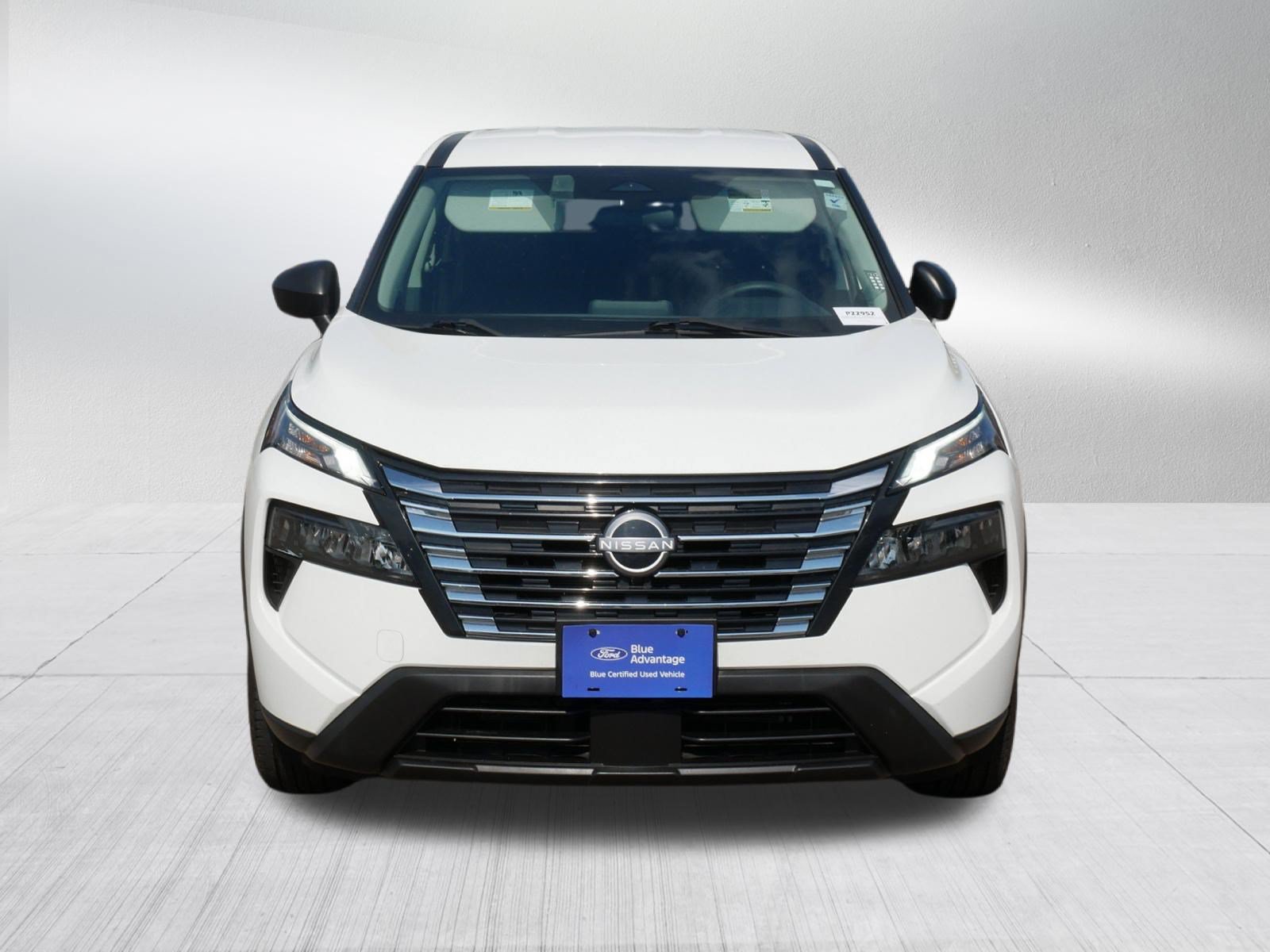 Used 2024 Nissan Rogue S AWD/4WD image 2