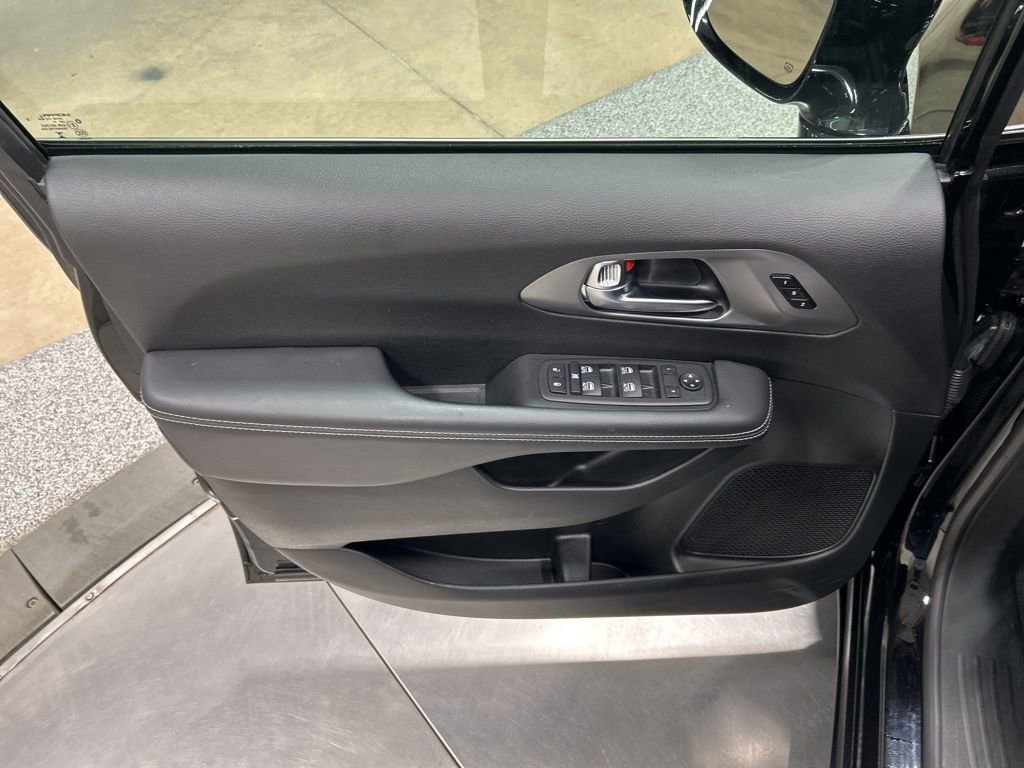 Used 2025 Chrysler Pacifica Select image 14