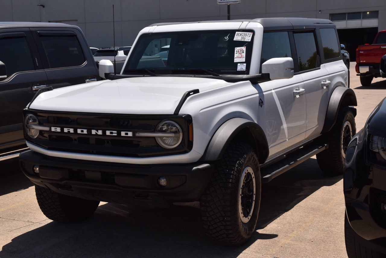 Certified 2024 Ford Bronco Outer Banks w/ Sasquatch Package AWD/4WD image 2