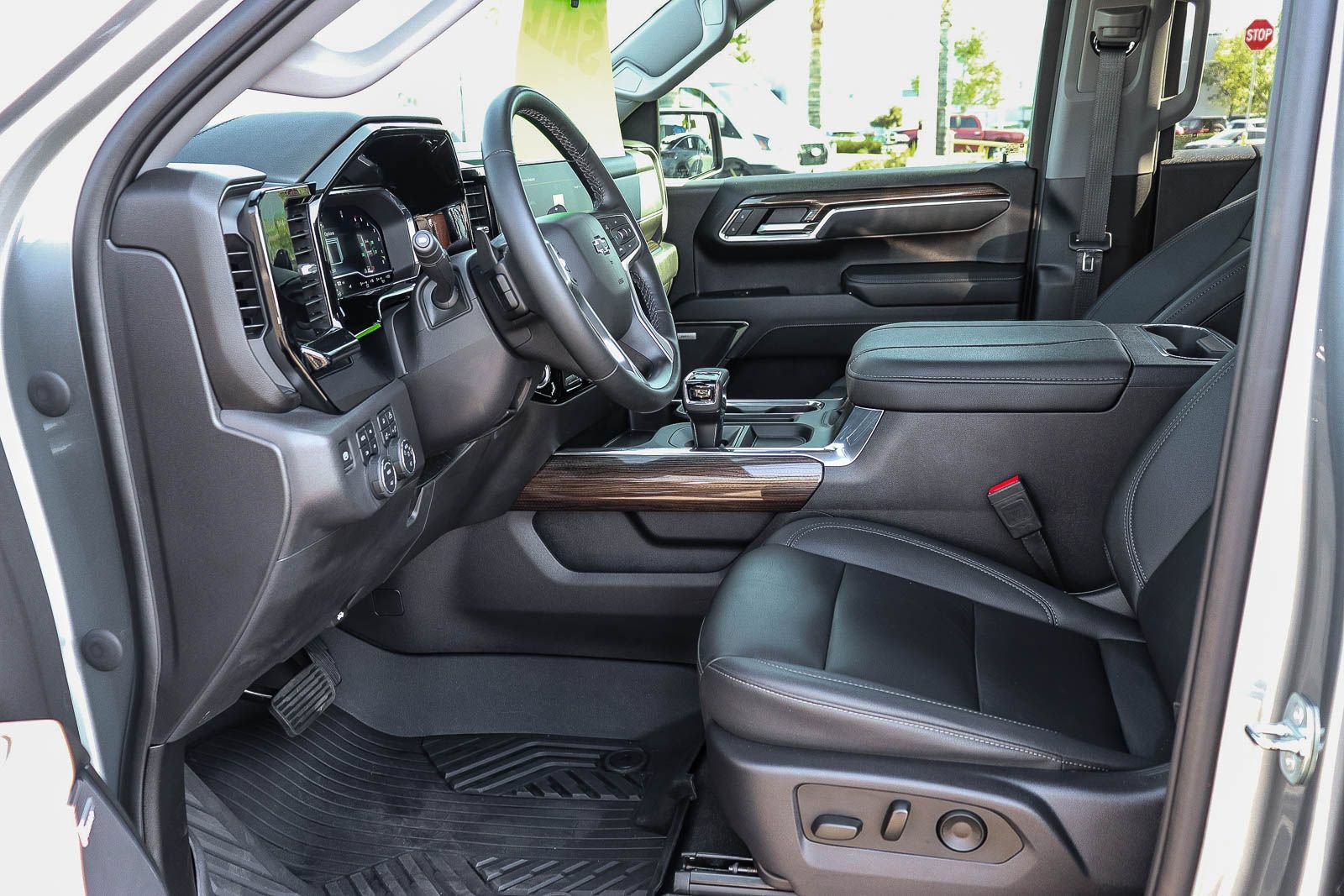 Used 2023 Chevrolet Silverado 1500 LT Trail Boss w/ LT Trail Boss Premium Package AWD/4WD image 18