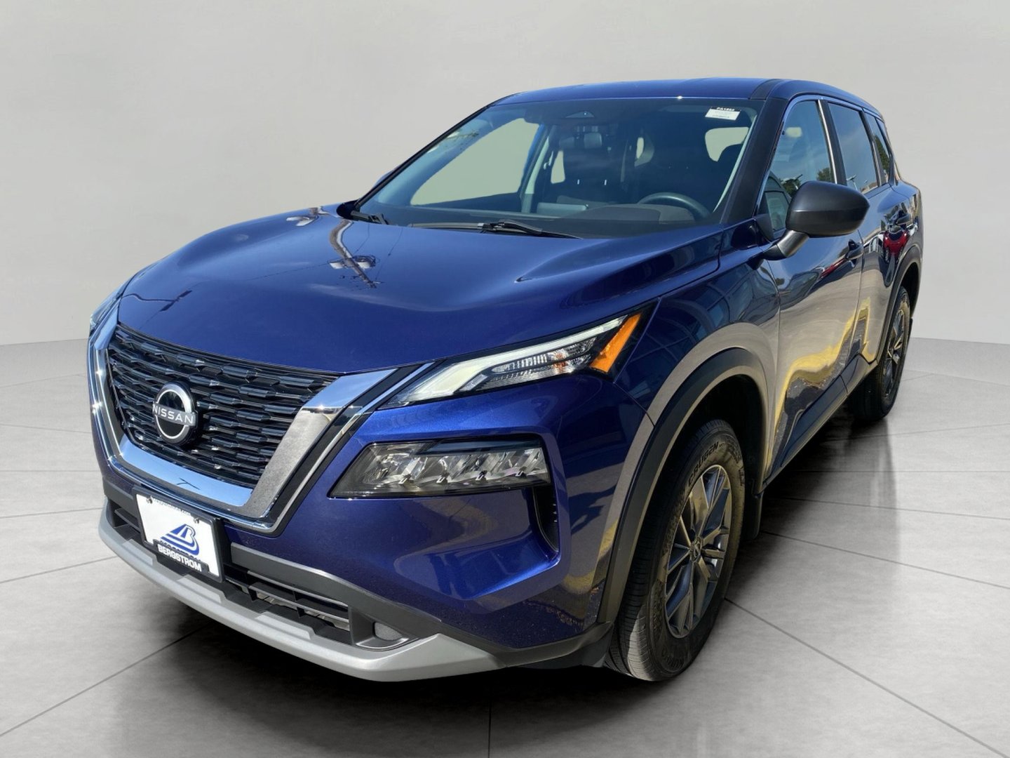 Used 2023 Nissan Rogue S AWD/4WD image 4
