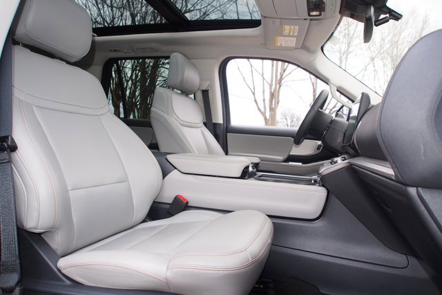 Certified 2025 Ford Expedition Active image 11