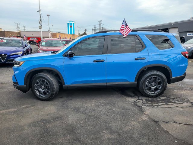 Used 2025 Honda Pilot TrailSport image 3