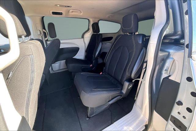 Used 2022 Chrysler Voyager LX image 28