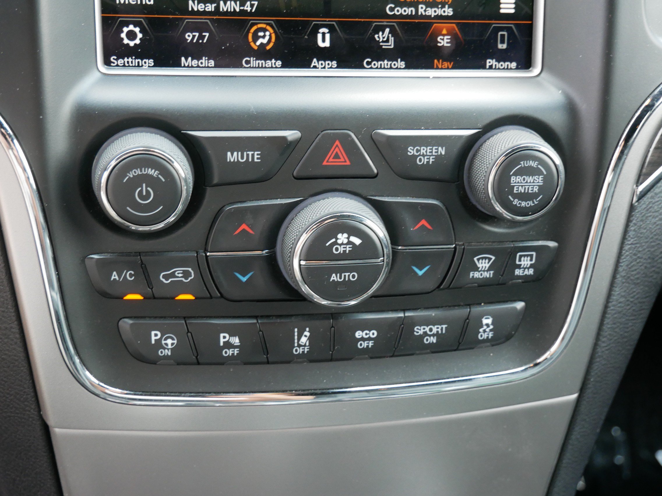 Used 2018 Jeep Grand Cherokee Overland w/ Jeep Active Safety Group AWD/4WD image 23