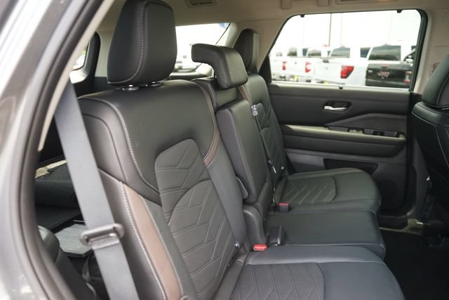 Used 2025 Nissan Pathfinder Platinum w/ Cargo Package FWD image 17