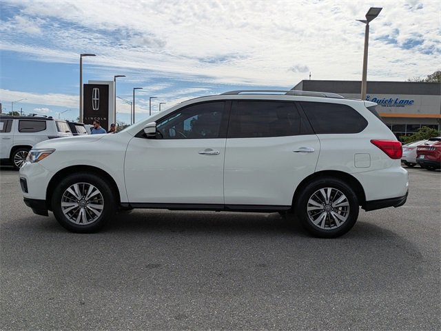 Used 2019 Nissan Pathfinder SV image 2