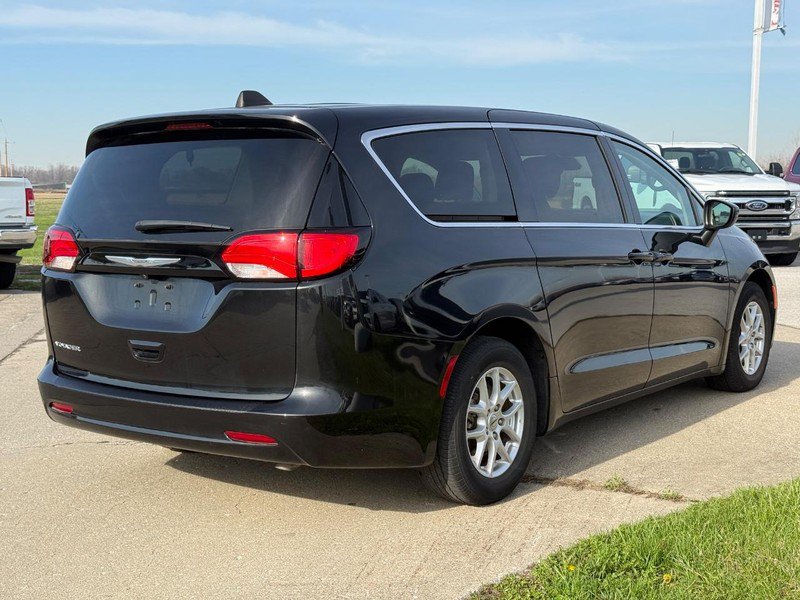 Used 2023 Chrysler Voyager LX FWD image 5