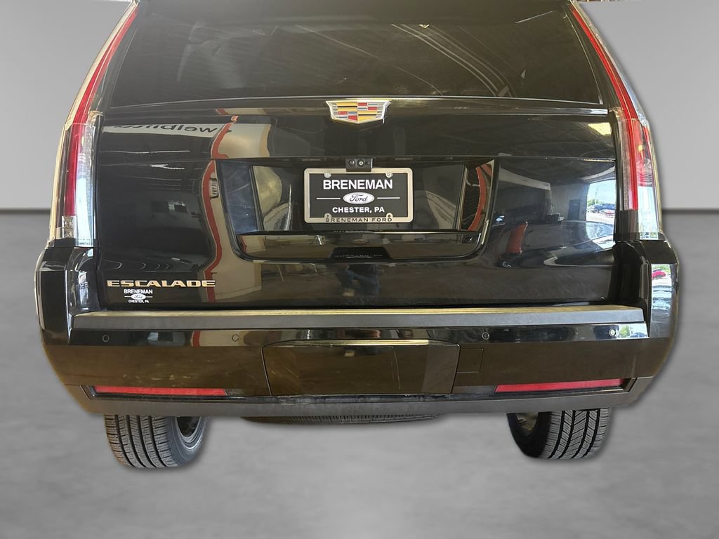 Used 2019 Cadillac Escalade Luxury w/ Escalade Sport Edition AWD/4WD image 16