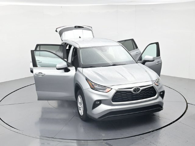 Used 2025 Toyota Highlander LE FWD image 46