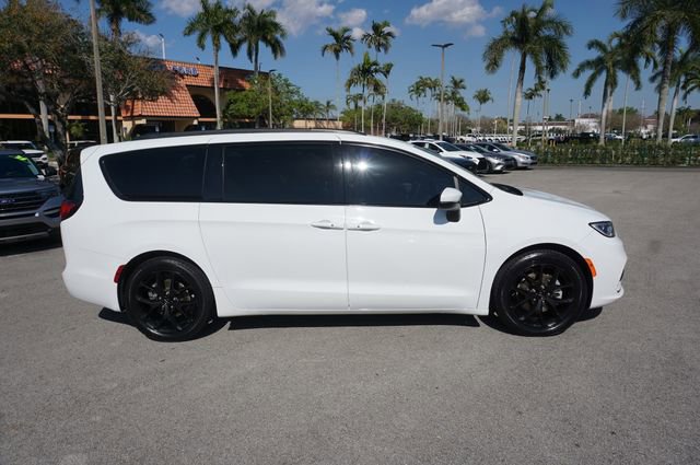 Used 2023 Chrysler Pacifica Touring-L w/ S Appearance Package image 4