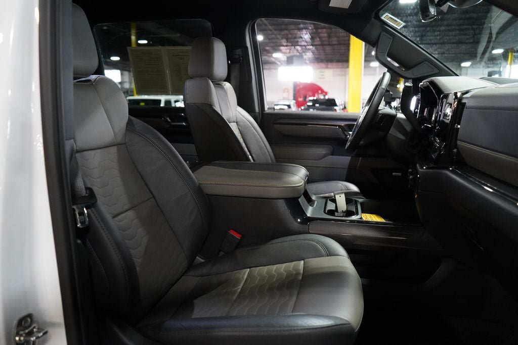 Used 2025 Chevrolet Silverado 2500 ZR2 w/ Technology Package AWD/4WD image 31