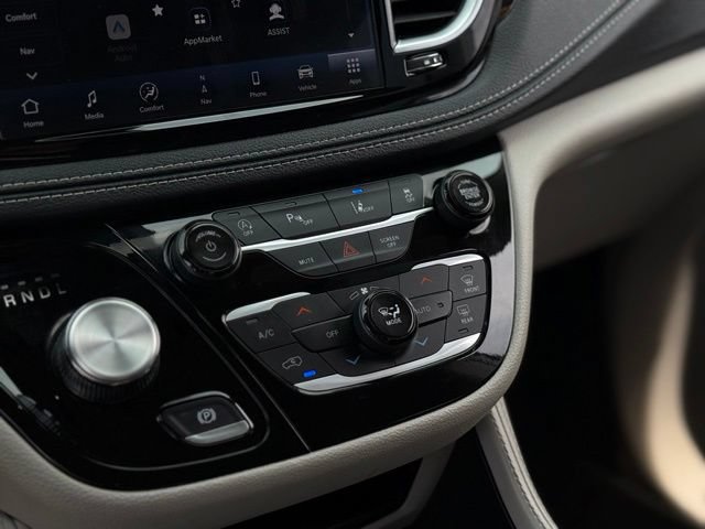 Used 2023 Chrysler Pacifica Limited FWD image 30