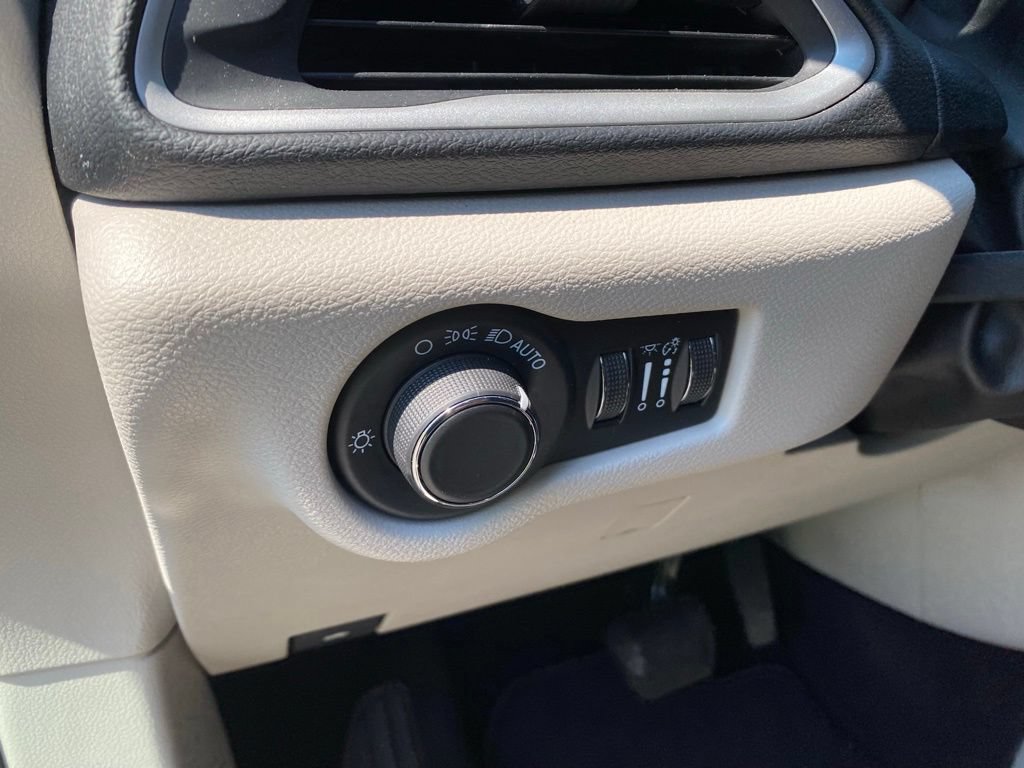 Used 2020 Chrysler Voyager LX FWD image 17
