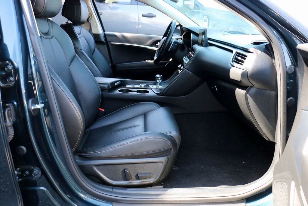 Used 2025 Genesis G70 2.5T image 30