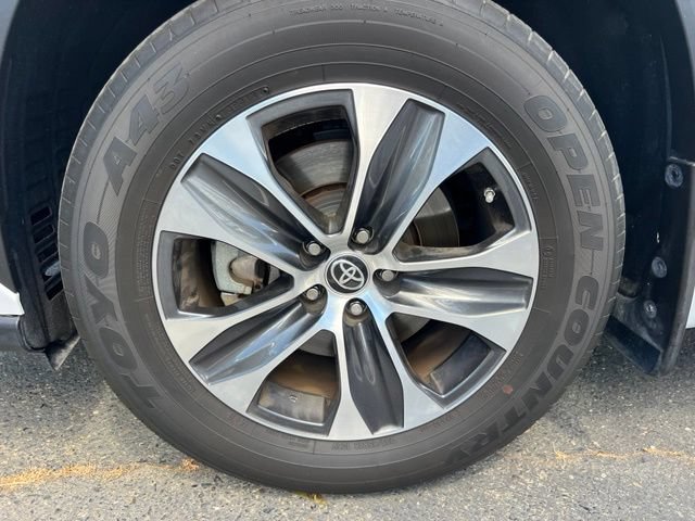 Used 2022 Toyota Highlander XLE AWD/4WD image 5