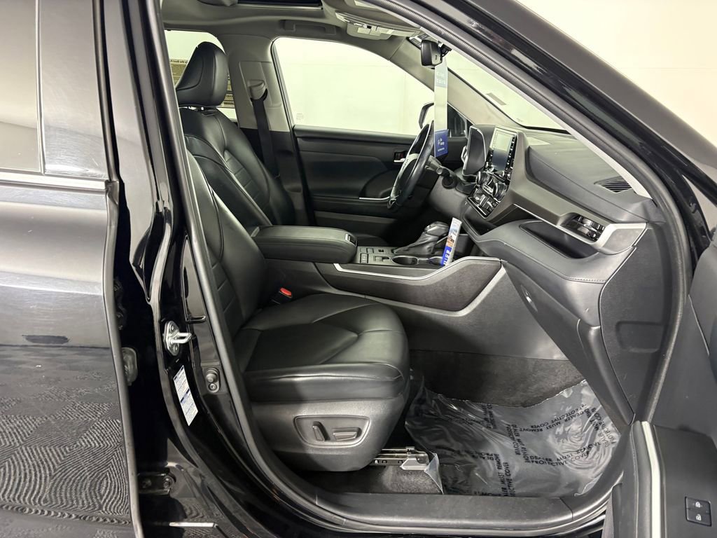 Used 2021 Toyota Highlander XLE image 40