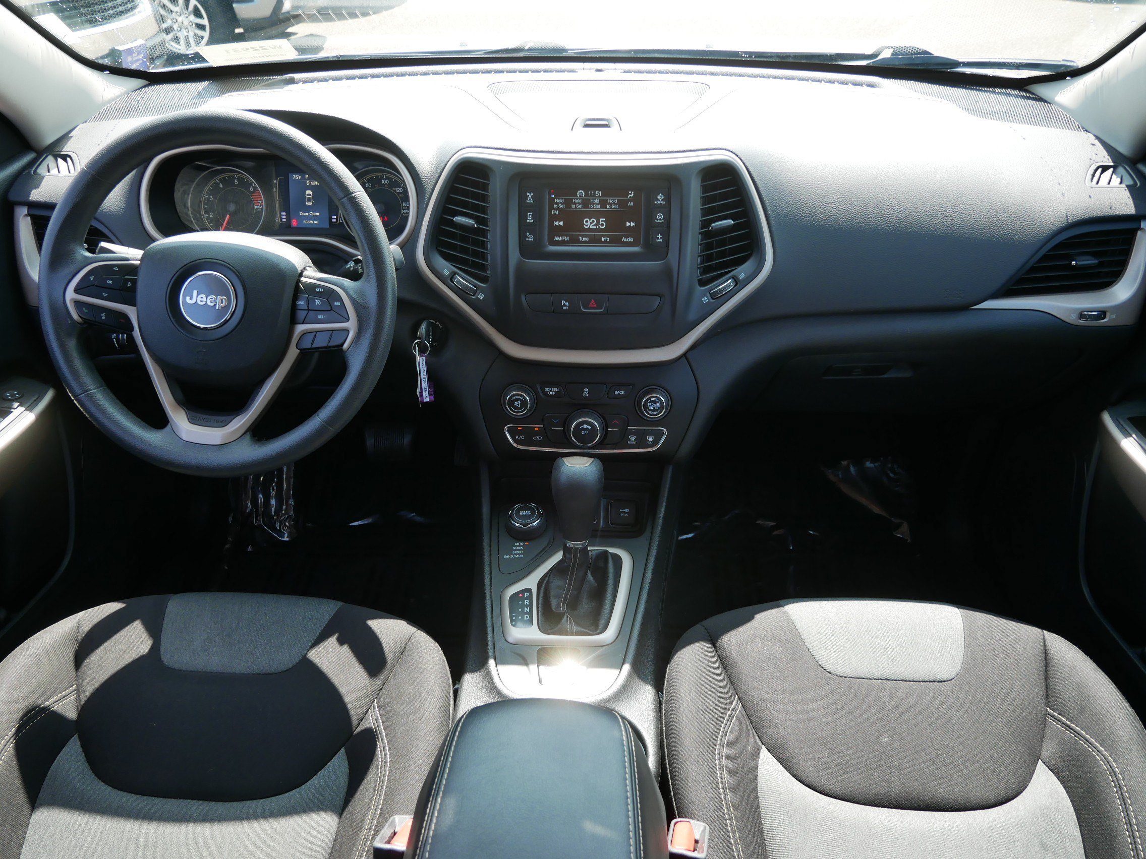 Used 2018 Jeep Cherokee Latitude w/ Safety Group AWD/4WD image 10