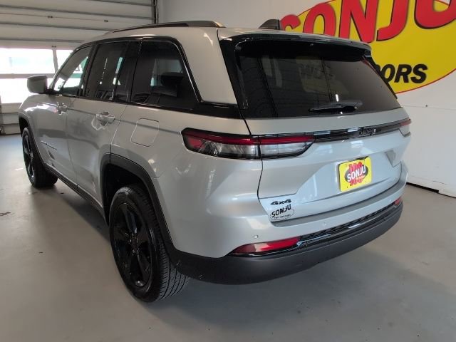 Used 2023 Jeep Grand Cherokee Altitude AWD/4WD image 3