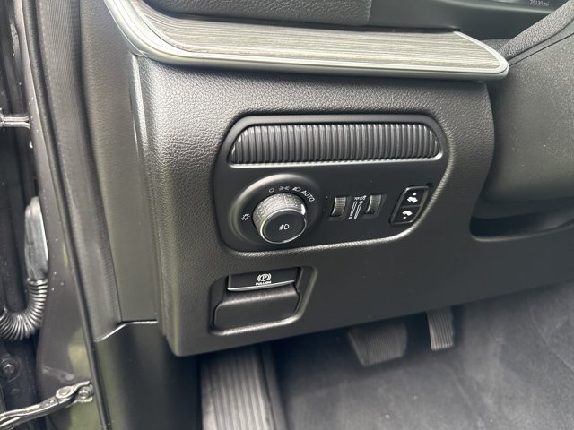Used 2024 Jeep Wagoneer L Series II w/ Flexible Seating Group AWD/4WD image 15