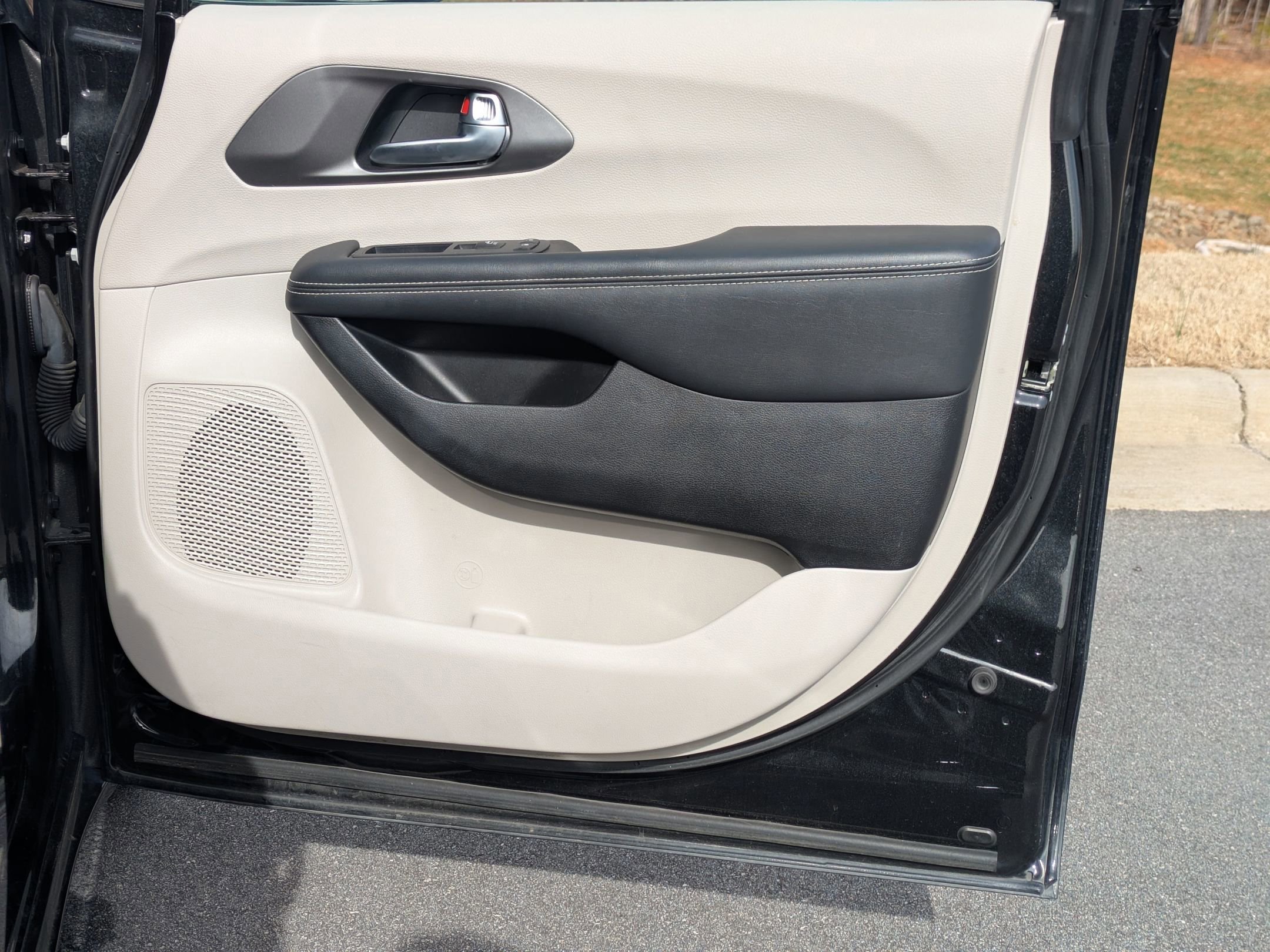 Used 2023 Chrysler Pacifica Touring-L image 34