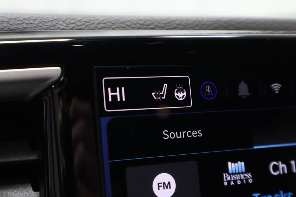 Used 2025 Chrysler Pacifica Select image 11