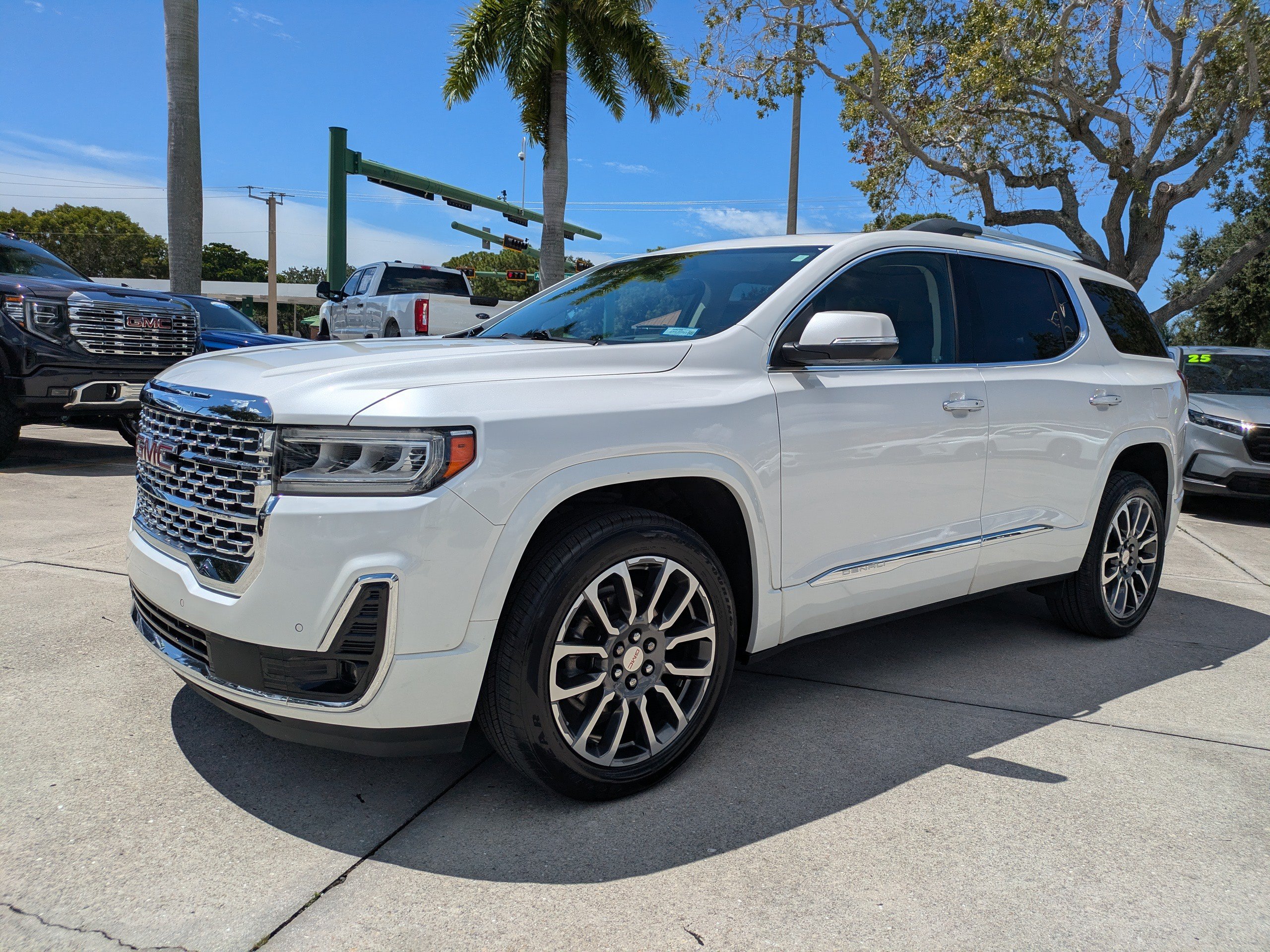 Used 2022 GMC Acadia Denali w/ Denali Technology Package AWD/4WD image 7