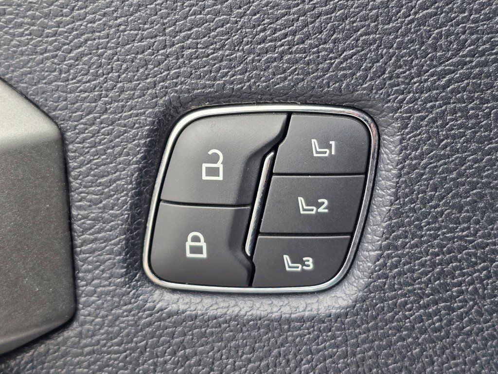 Certified 2022 Ford F350 Lariat w/ Lariat Ultimate Package image 18