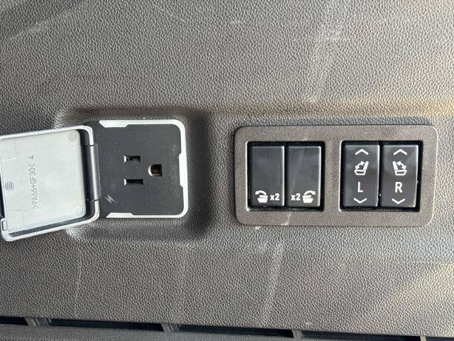 Used 2023 GMC Yukon XL Denali RWD image 14