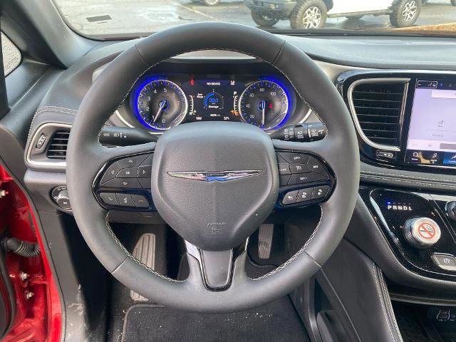 Used 2025 Chrysler Pacifica Limited image 18