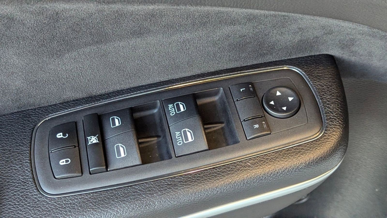 Used 2023 Chrysler 300 C image 23