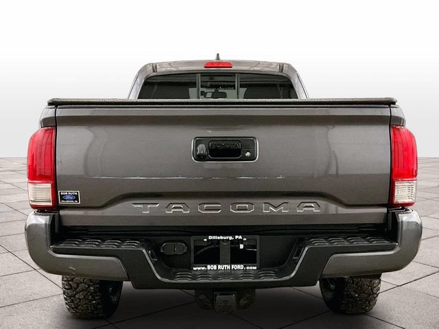 Used 2017 Toyota Tacoma TRD Sport AWD/4WD image 4