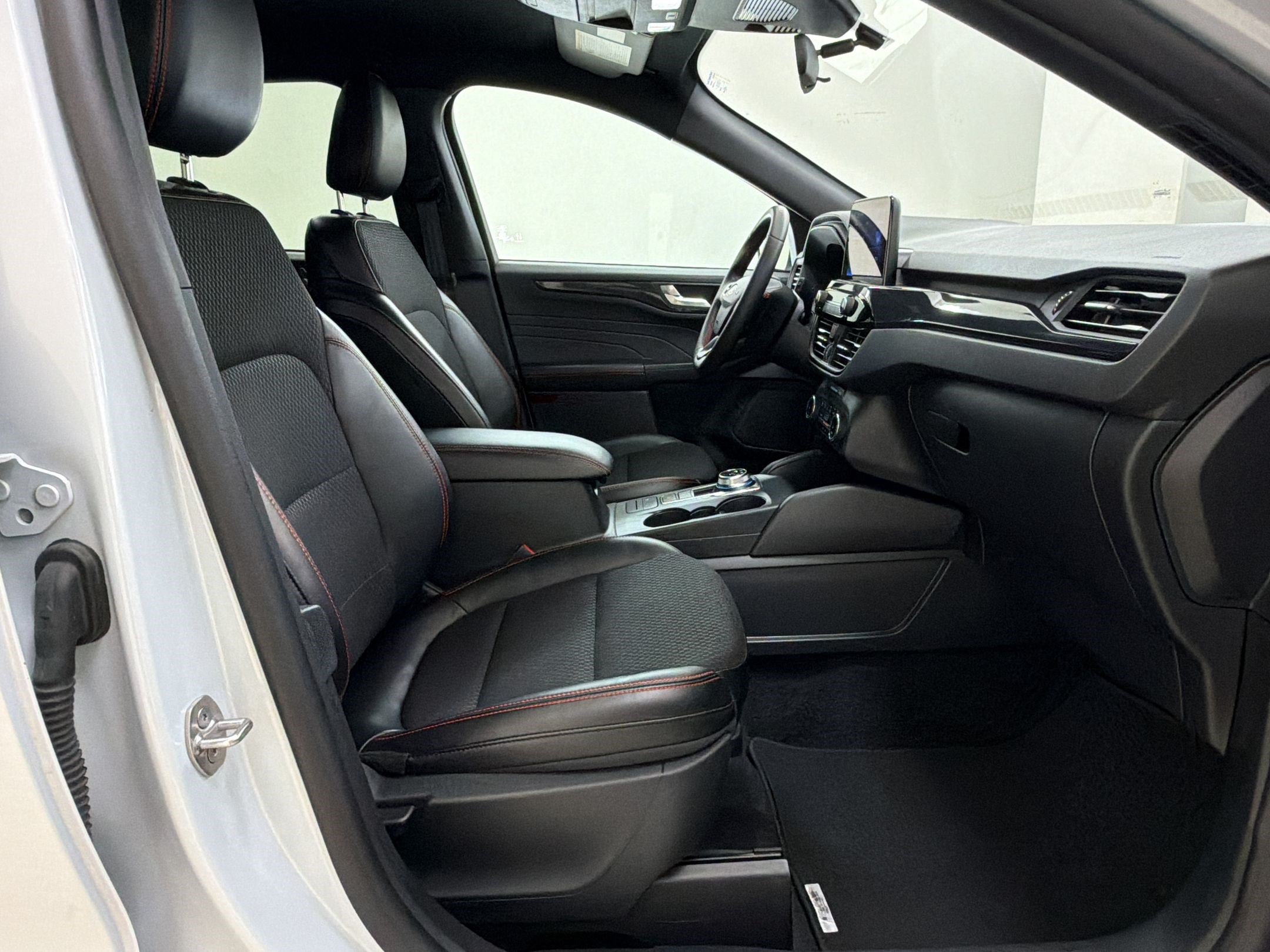 Certified 2025 Ford Escape ST-Line AWD/4WD image 26