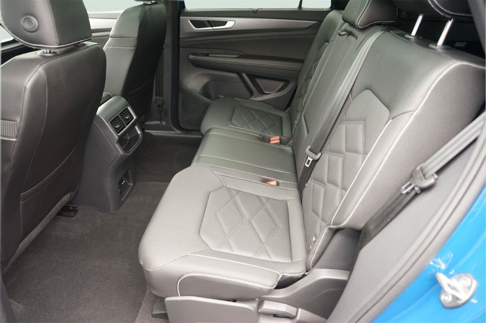 Used 2025 Volkswagen Atlas Cross Sport SE FWD image 13