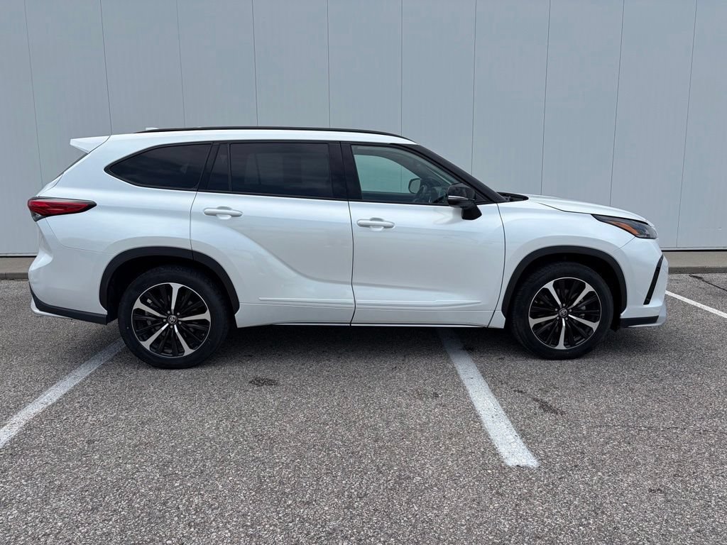 Used 2022 Toyota Highlander XSE AWD/4WD image 9