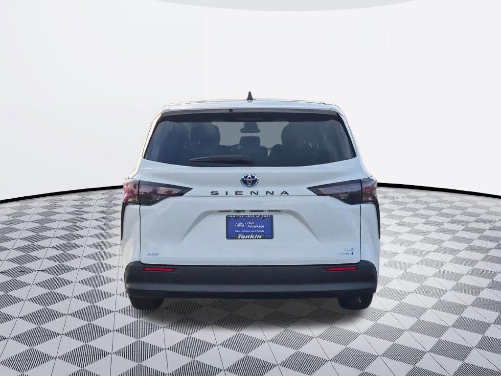 Used 2024 Toyota Sienna LE AWD/4WD image 5