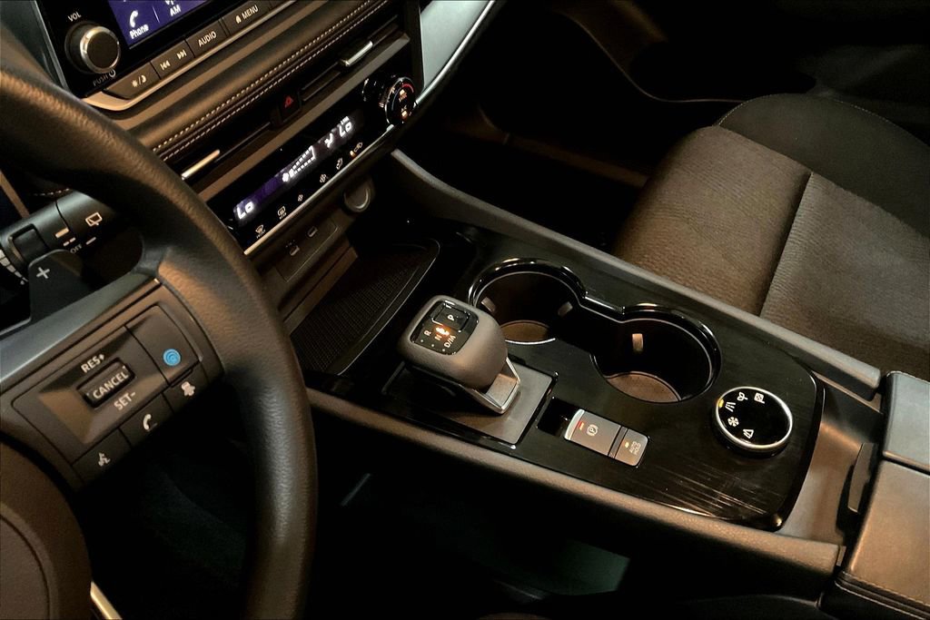 Used 2024 Nissan Rogue SV image 16