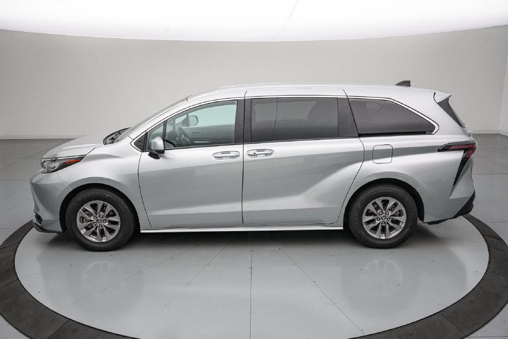 Used 2023 Toyota Sienna LE FWD image 7
