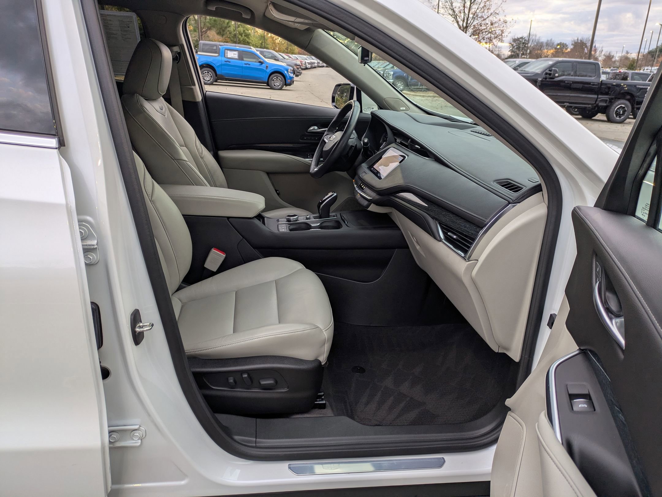 Used 2022 Cadillac XT4 Premium Luxury w/ Technology Package image 38