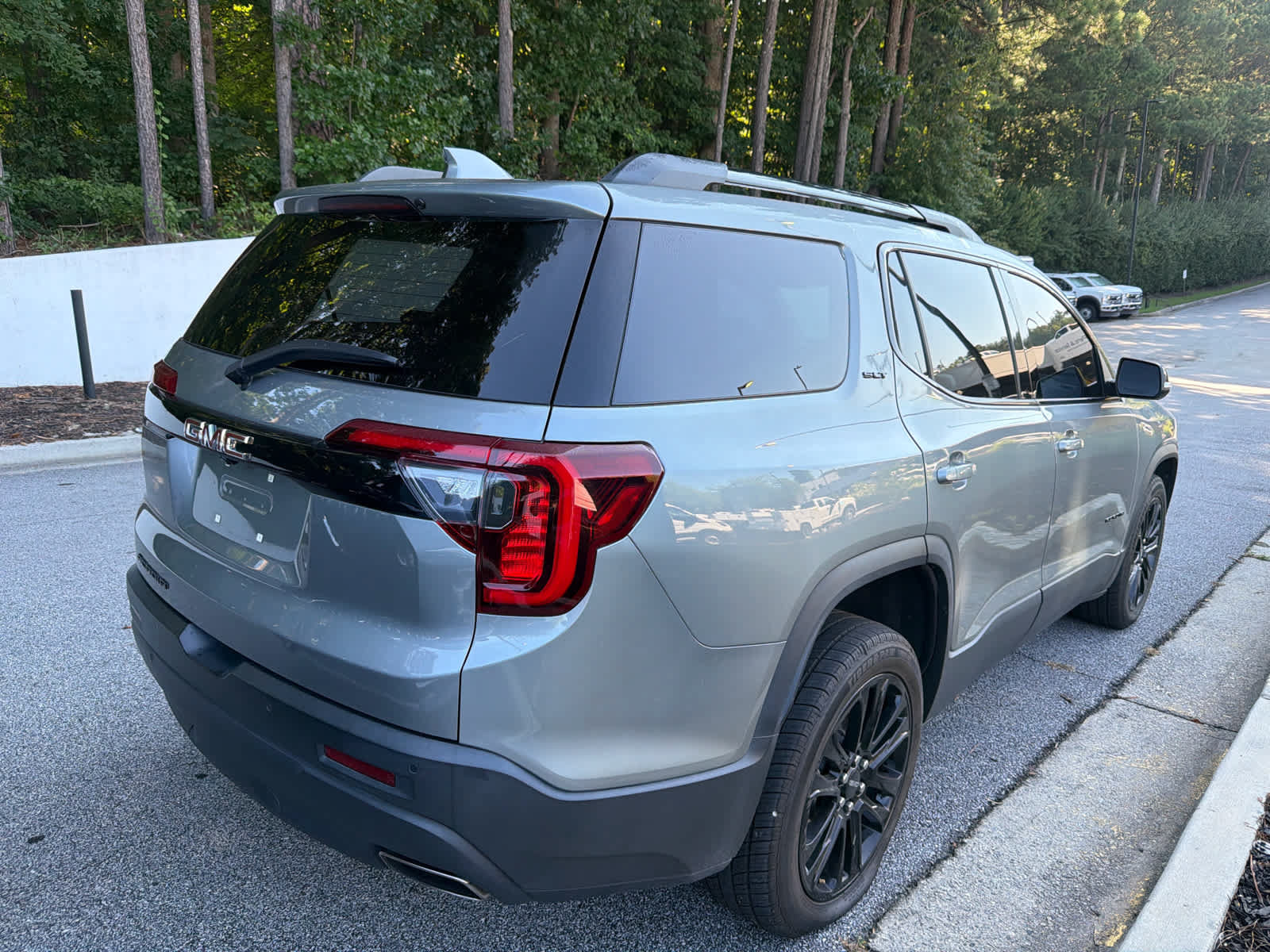 Used 2023 GMC Acadia SLT w/ Elevation Edition FWD image 4