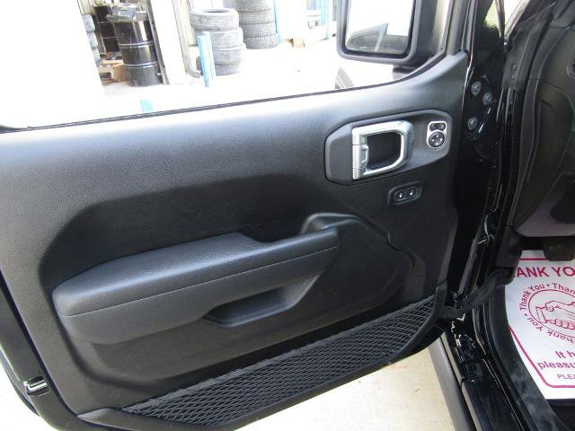 Used 2025 Jeep Wrangler Unlimited Rubicon w/ Convenience Group AWD/4WD image 18
