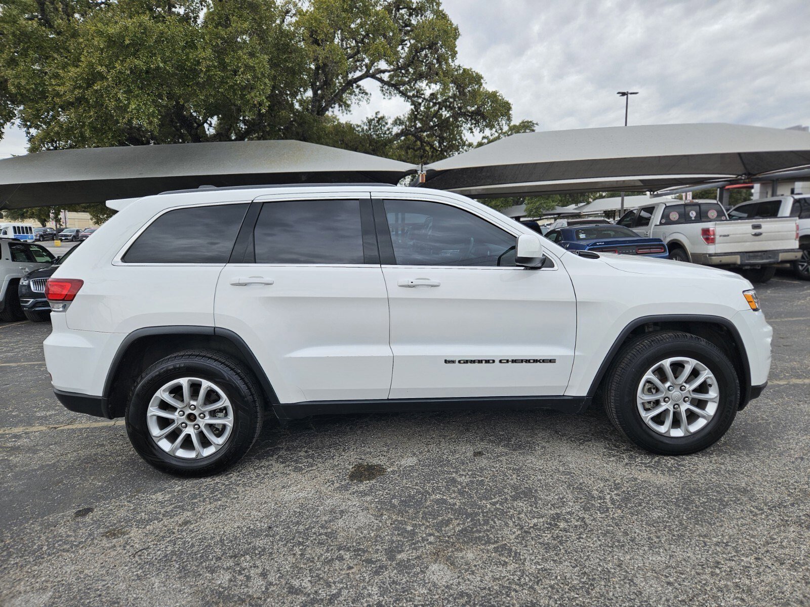 Used 2022 Jeep Grand Cherokee Laredo E image 2