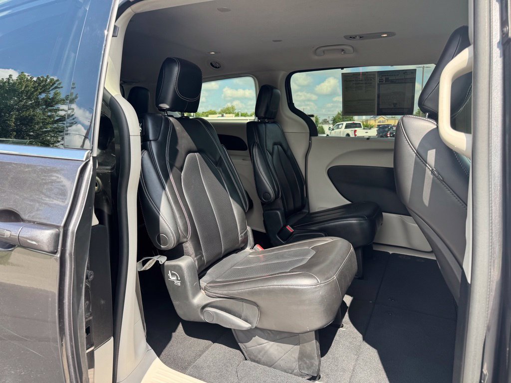 Used 2023 Chrysler Pacifica Touring-L FWD image 18