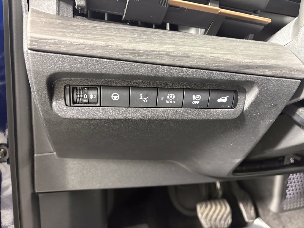 Used 2025 Nissan Ariya AWD image 13