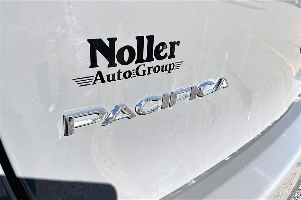 Used 2022 Chrysler Pacifica Touring-L image 10