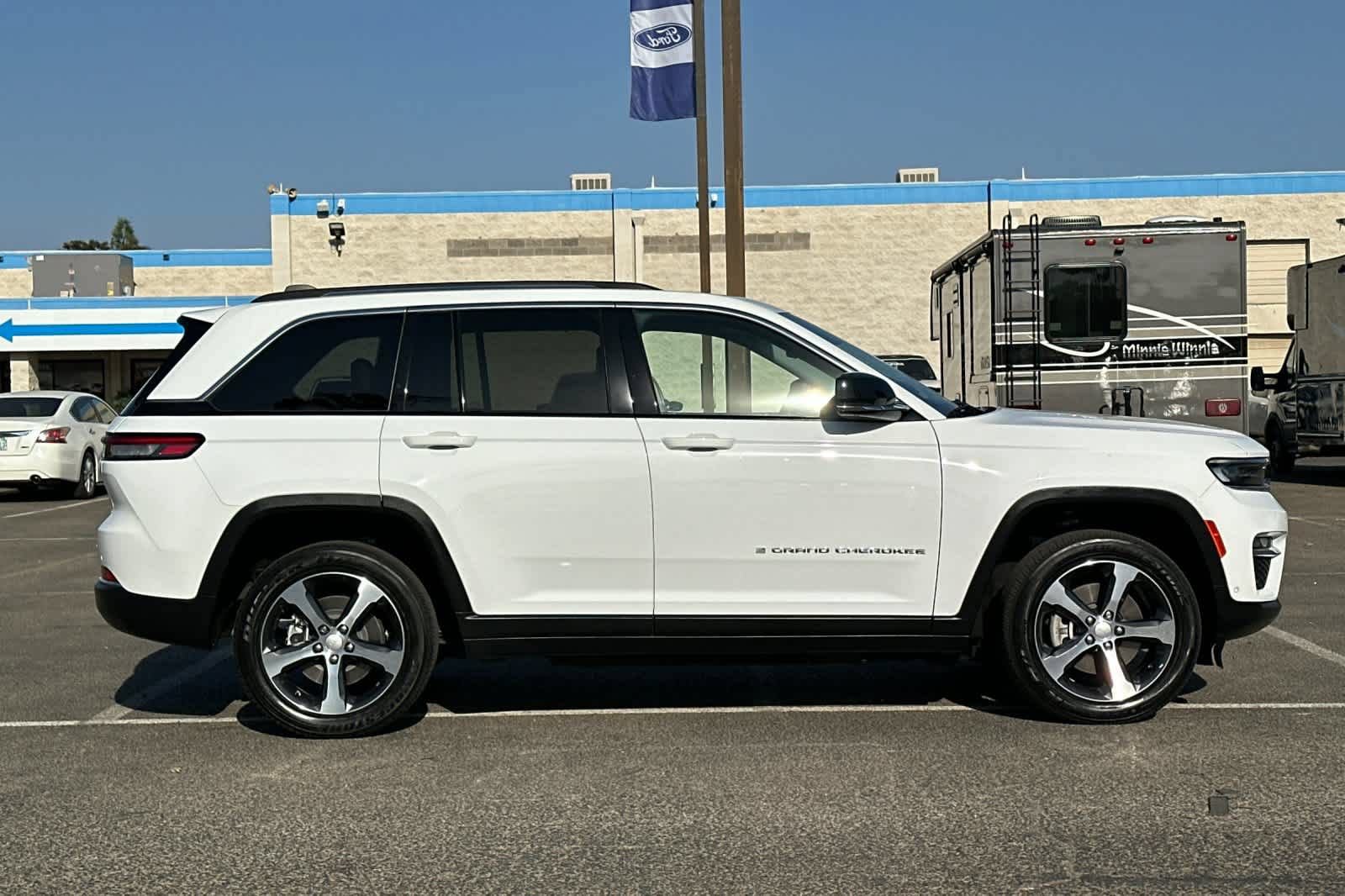 Used 2023 Jeep Grand Cherokee 4WD 4xe w/ Luxury Tech Group II image 9