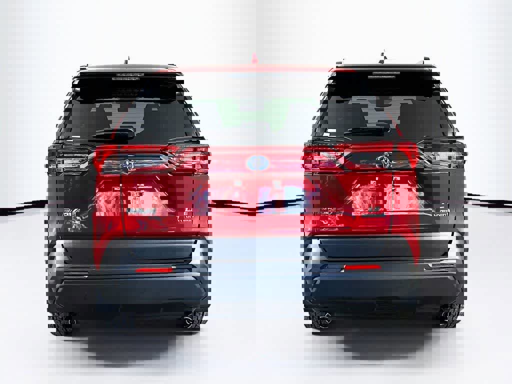 Used 2021 Toyota RAV4 LE image 4